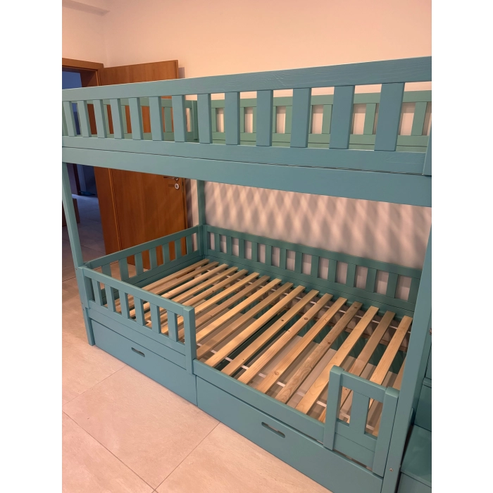 duże łóżko piętrowe