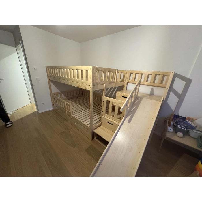 naturalne łóżko piętrowe ze schodami i ślizgawką