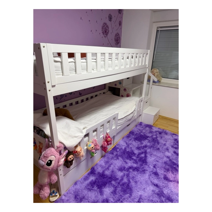 Białe łóżko piętrowe ze schodami w nowoczesnym pokoju dziecięcym