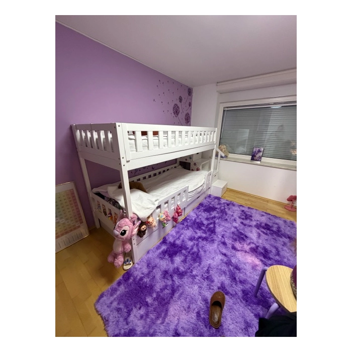 Stabilne białe łóżko piętrowe z szerokimi schodami dla dzieci