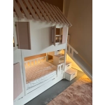 Łóżko z zabezpieczeniem przed wypadnięciem