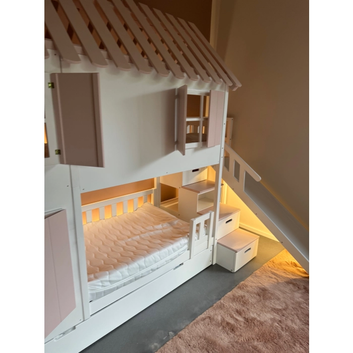 Łóżko z zabezpieczeniem przed wypadnięciem